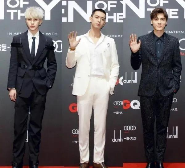 女明星红毯着装挑战_女明星楼梯跌倒_GQ盛典红毯灯光问题