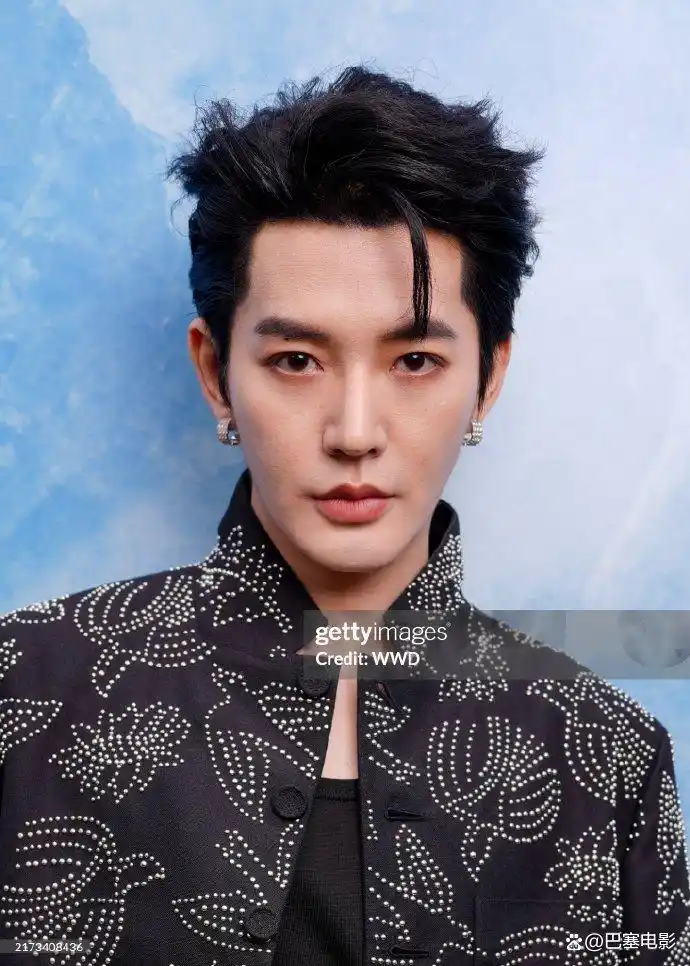 最近明星热点走秀,_巴黎时装周 明星亮相 高清镜头分析